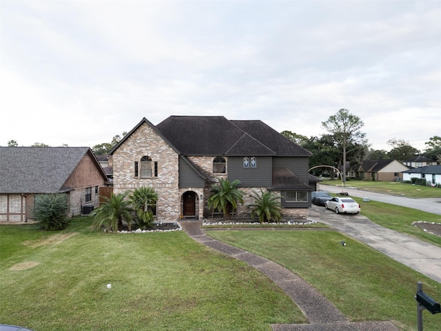 view of front of home featuring a front lawn