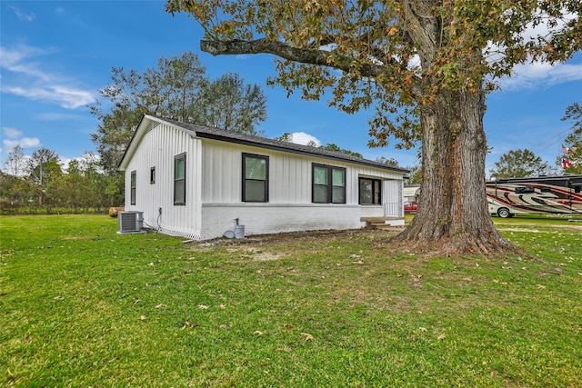 view of front of property featuring central AC and a front lawn