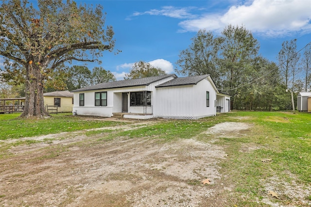 view of front of house with a front lawn