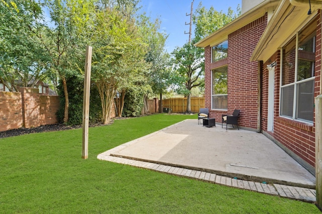 view of yard featuring a patio