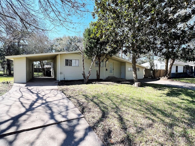 view of front of home with a carport and a front yard