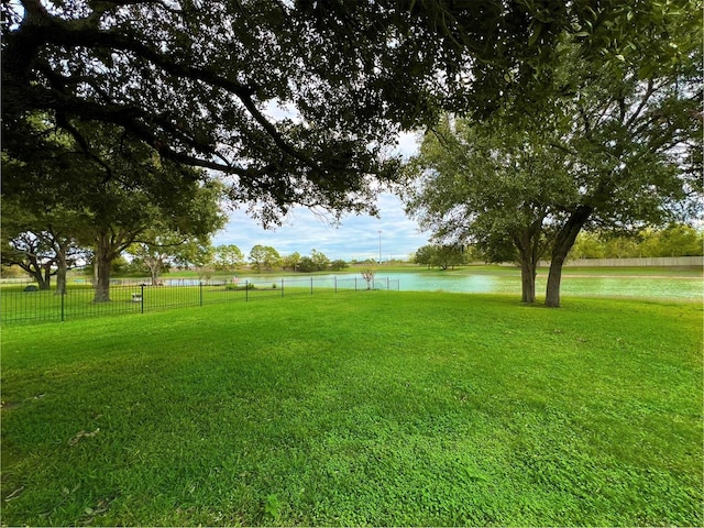 view of yard featuring a water view