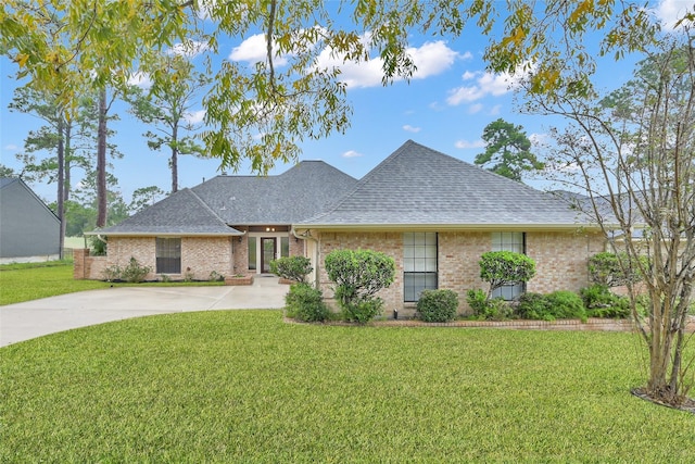 single story home featuring a front lawn