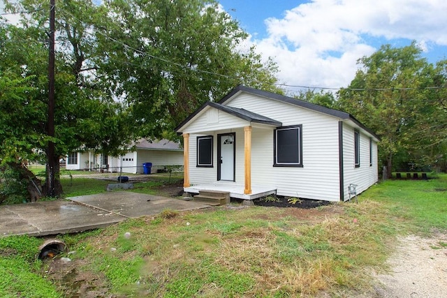 bungalow featuring a front yard