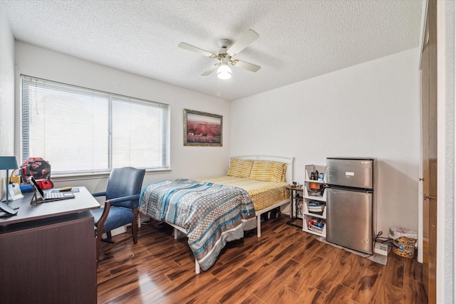 bedroom with stainless steel fridge, a textured ceiling, dark hardwood / wood-style floors, and ceiling fan