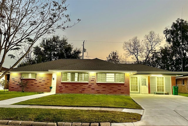 single story home featuring a lawn