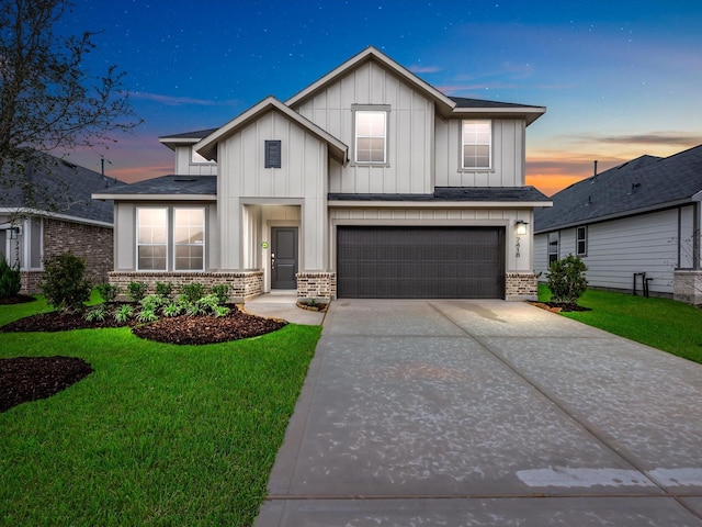 view of front of house featuring a garage and a lawn