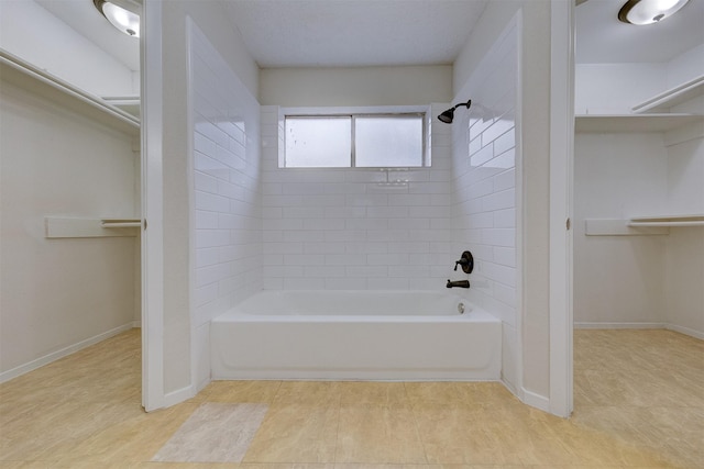 bathroom featuring tiled shower / bath combo