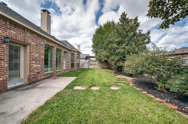 view of yard featuring a patio area