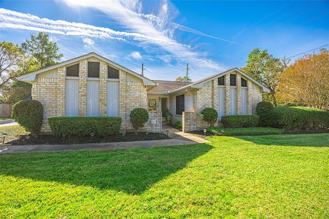 view of front of home featuring a front yard