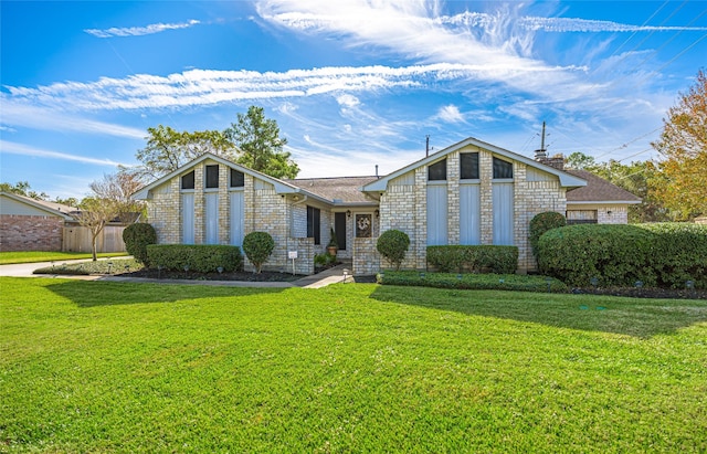 view of front of home featuring a front yard