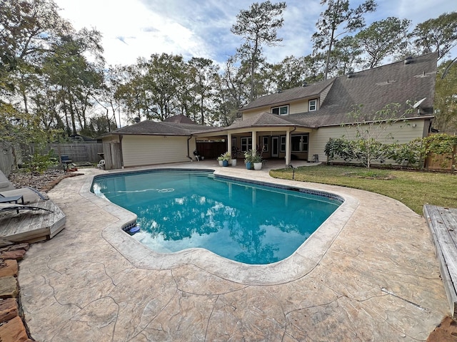 view of swimming pool featuring a patio