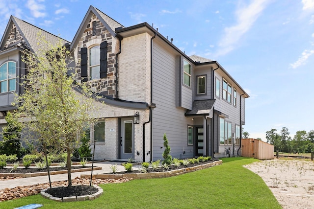 view of front of house featuring a front yard