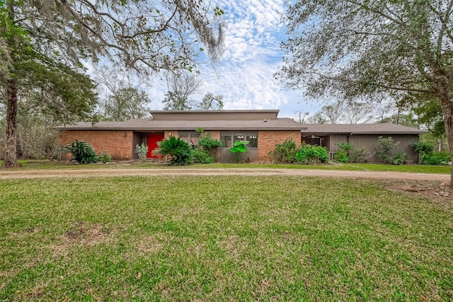 single story home with a front lawn