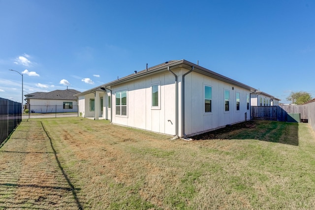 back of house featuring a yard