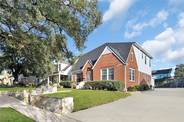 view of front facade with a front yard