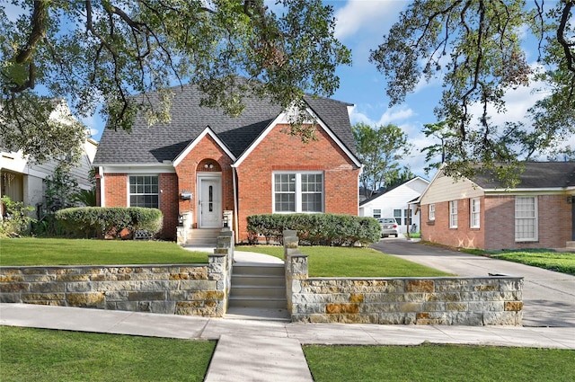 view of front of house featuring a front lawn