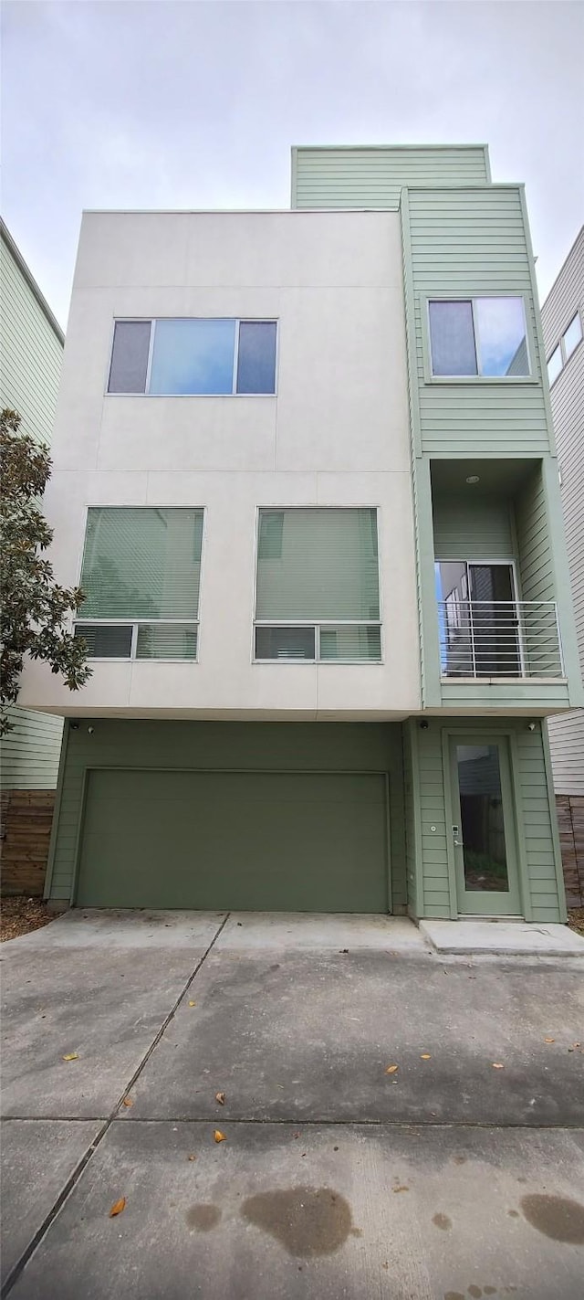 view of front facade featuring a garage