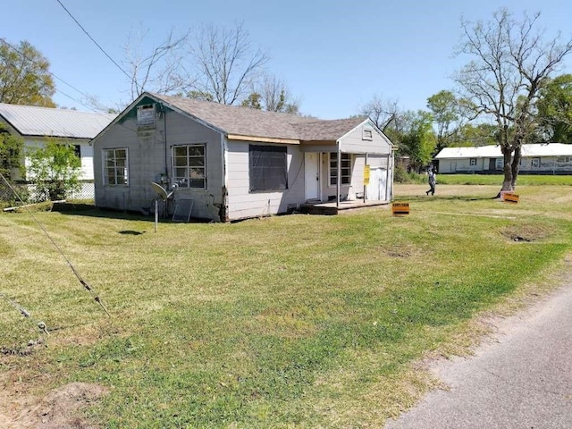 view of front facade with a front yard