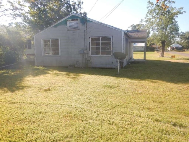 view of side of property featuring a yard