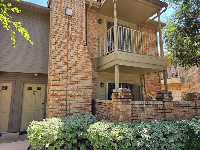 exterior space featuring a balcony