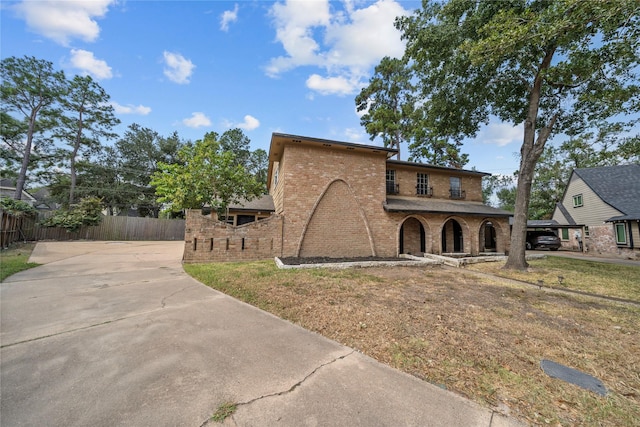 view of front of property featuring a front yard