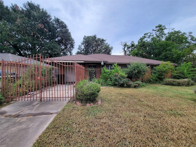 view of front of home featuring a front lawn