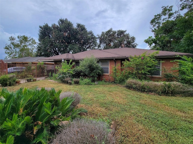 ranch-style house featuring a front yard