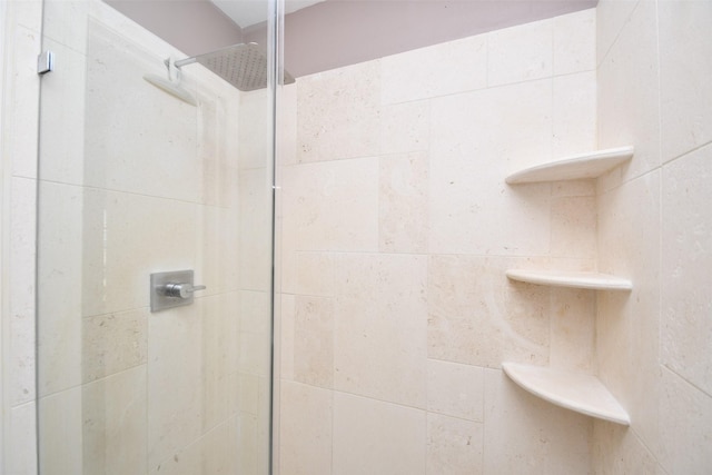 bathroom featuring tiled shower