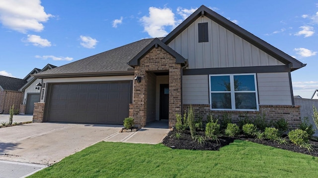 view of front facade featuring a garage and a front yard