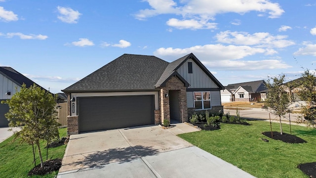 view of front facade featuring a front lawn and a garage