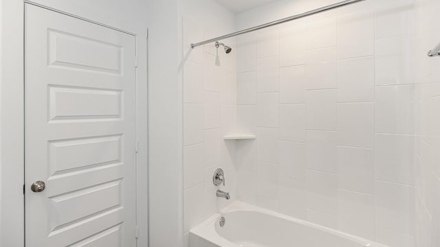 bathroom featuring tiled shower / bath