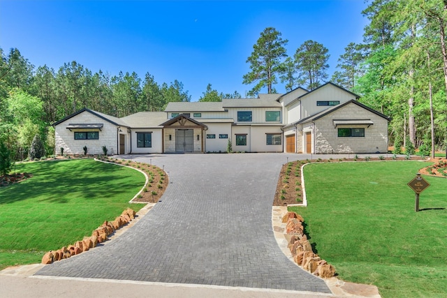 view of front of home featuring a front lawn