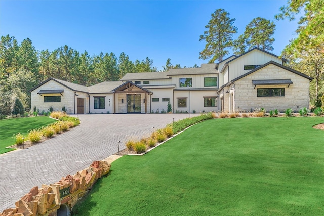 view of front facade featuring a front lawn