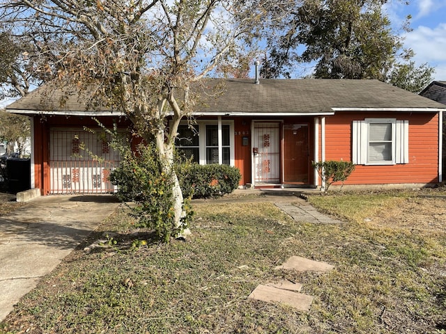 view of front of home featuring a front yard