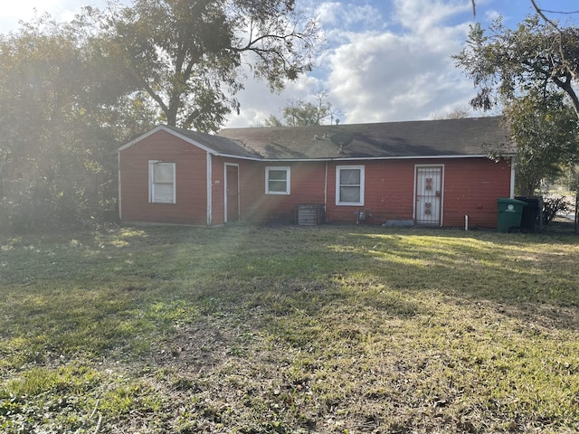 view of front facade with a front yard