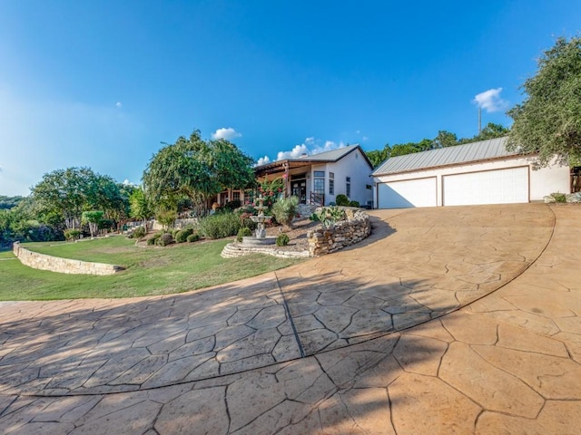 view of front facade featuring a front yard and a garage