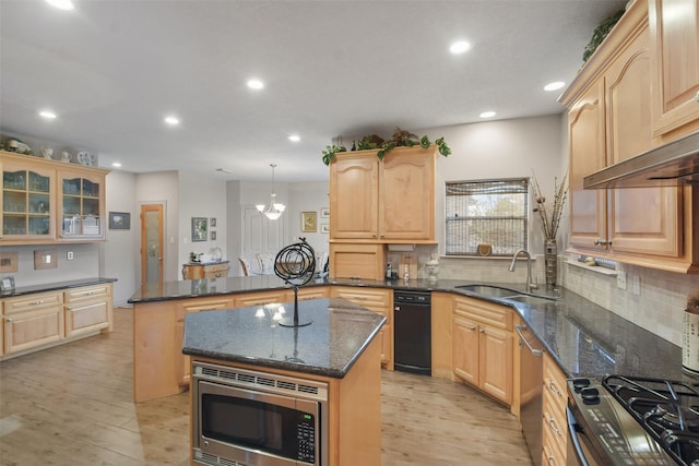 kitchen featuring sink, a kitchen island, stainless steel appliances, and light wood-type flooring