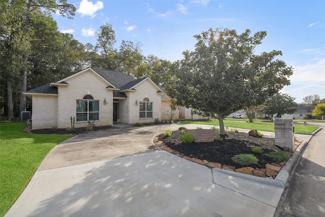 view of front of home featuring a front yard