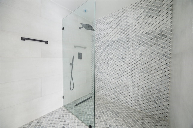 bathroom featuring tiled shower