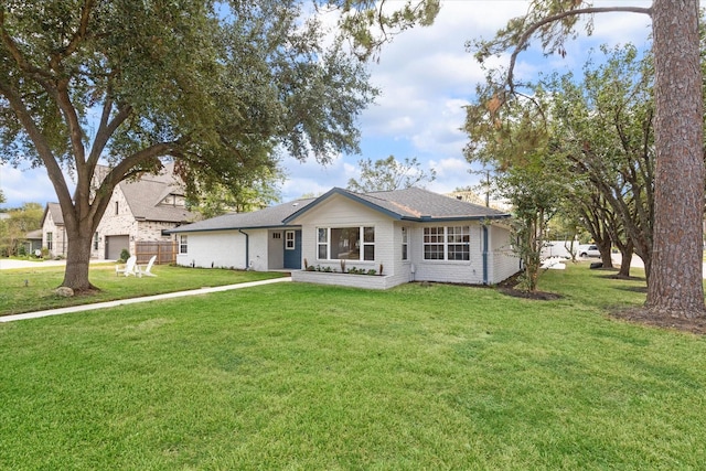 single story home with a front yard