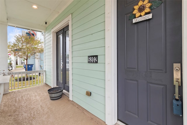 property entrance featuring a porch