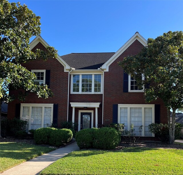 view of front facade featuring a front yard