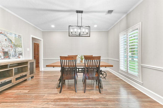 dining room with a chandelier, light hardwood / wood-style flooring, and plenty of natural light