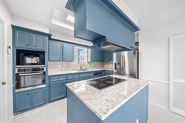 kitchen featuring a center island, backsplash, black appliances, sink, and blue cabinetry