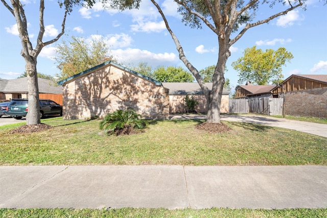 view of front facade with a front lawn