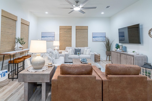living room with light wood-style flooring, visible vents, recessed lighting, and ceiling fan