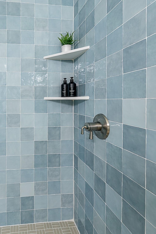 bathroom featuring a tile shower