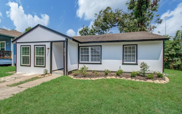 ranch-style home with a front yard