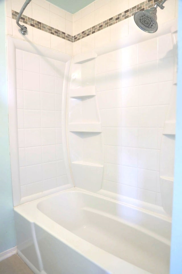 bathroom featuring tiled shower / bath combo